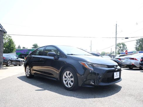 Used 2022 Toyota Corolla LE FWD image 3