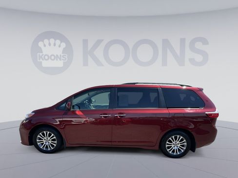 Used 2018 Toyota Sienna XLE w/ XLE Navigation Package FWD image 7