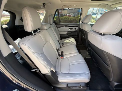 Used 2025 Honda Pilot Touring image 39