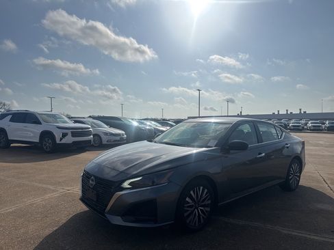 Certified 2025 Nissan Altima 2.5 SV image 8