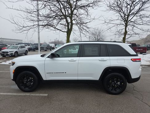 New 2026 Jeep Grand Cherokee Laredo image 4