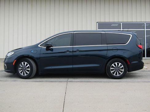 Used 2023 Chrysler Pacifica Touring-L image 11