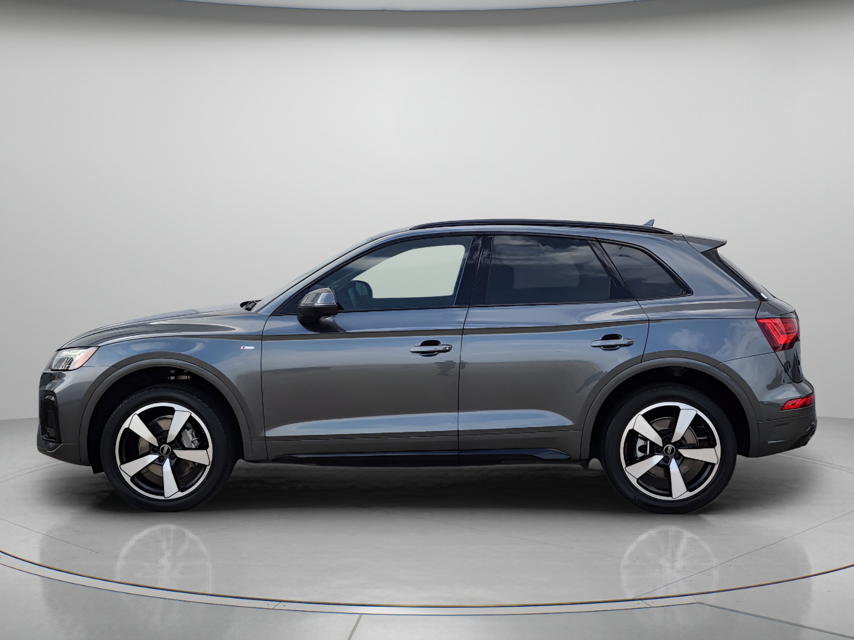 Used 2023 Audi Q5 2.0T Premium Plus w/ Premium Plus Package AWD/4WD image 2
