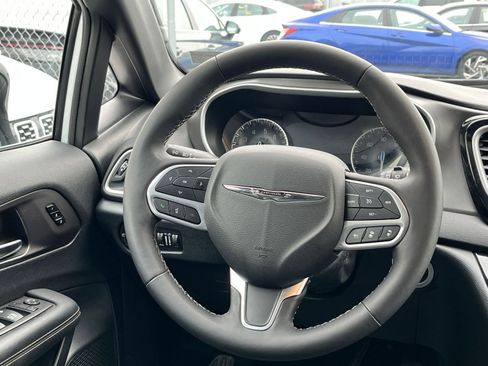 Used 2025 Chrysler Pacifica Select image 30