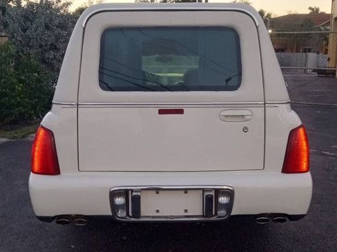 Used 2002 Cadillac De Ville Hearse FWD image 3