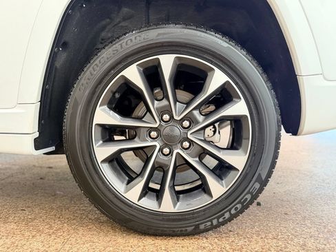 Used 2023 Jeep Grand Cherokee Overland AWD/4WD image 24