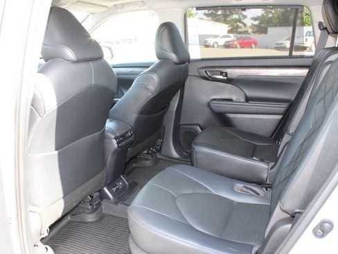 Used 2020 Toyota Highlander Platinum AWD/4WD image 8