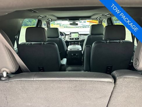 Used 2022 Chevrolet Tahoe Z71 w/ Luxury Package AWD/4WD image 17