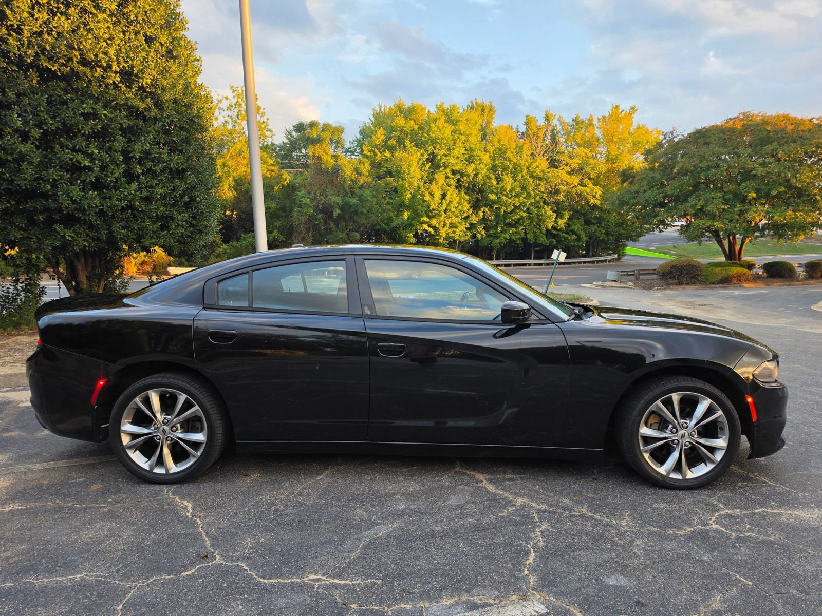 Used 2015 Dodge Charger SE w/ Popular Equipment Group RWD image 4