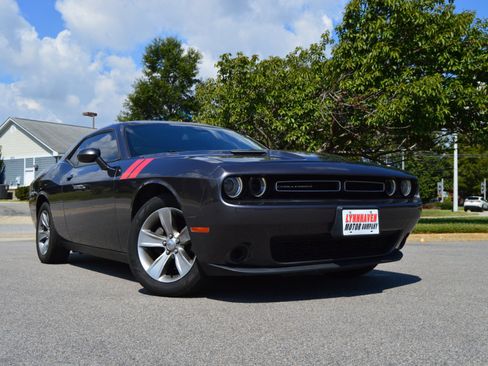 Used 2019 Dodge Challenger SXT image 20