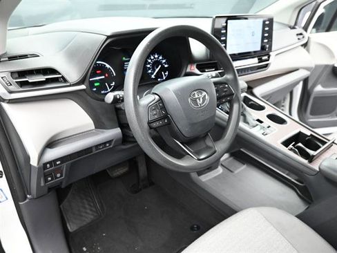 Certified 2022 Toyota Sienna LE FWD image 8
