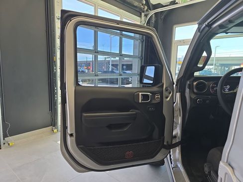 Used 2023 Jeep Gladiator Willys image 12