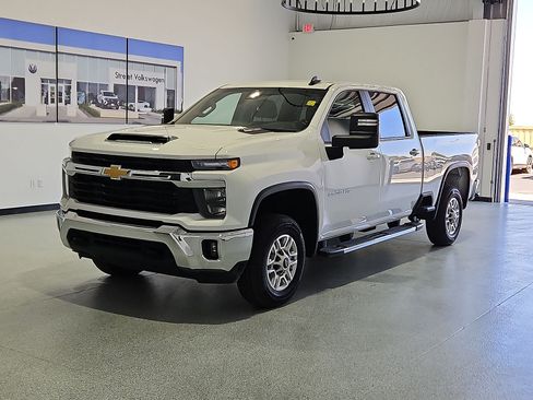 Used 2025 Chevrolet Silverado 2500 LT w/ Convenience Package AWD/4WD image 4