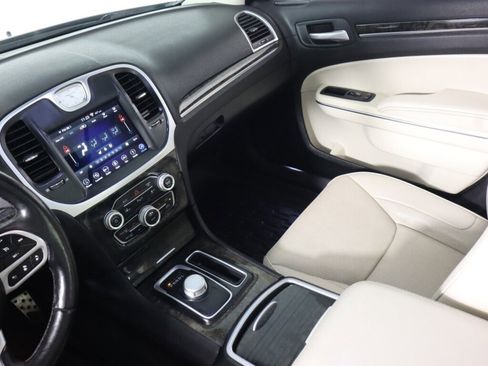 Used 2018 Chrysler 300 Limited w/ Safetytec Plus Group image 35