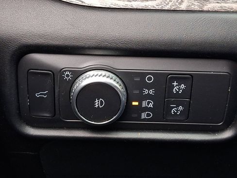 Used 2020 Ford Explorer Platinum w/ Premium Technology Package image 26