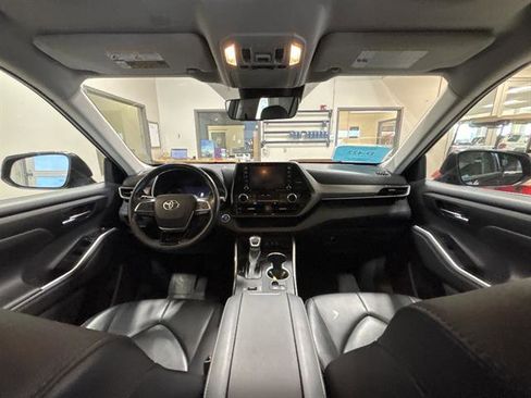 Used 2021 Toyota Highlander XLE AWD/4WD image 25