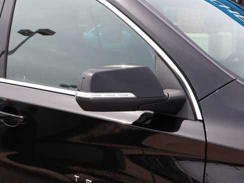Used 2023 Chevrolet Traverse LT FWD image 2