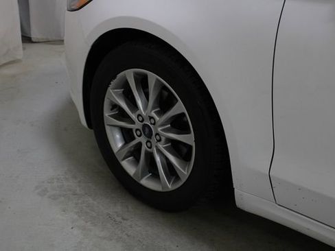 Used 2017 Ford Fusion SE w/ Fusion SE Technology Package image 29