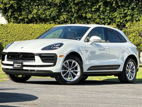 Certified 2025 Porsche Macan AWD/4WD image 1