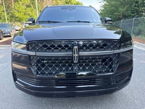 Used 2025 Lincoln Navigator Reserve w/ Jet Appearance Package AWD/4WD image 2