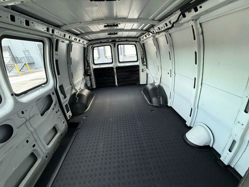 Used 2017 Chevrolet Express 3500 image 19