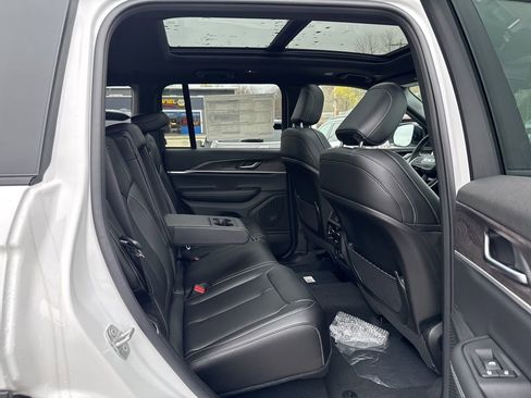 New 2025 Jeep Grand Cherokee Limited image 28