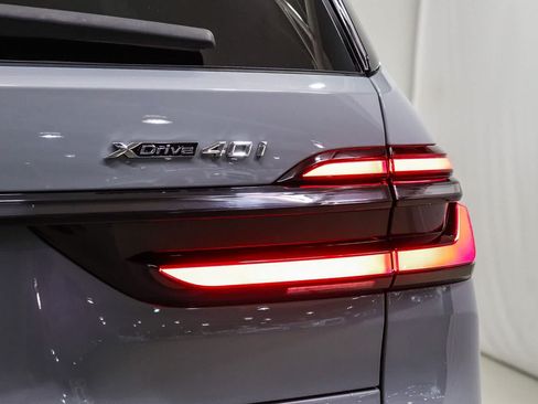 Used 2025 BMW X7 xDrive40i w/ M Sport Package AWD/4WD image 11