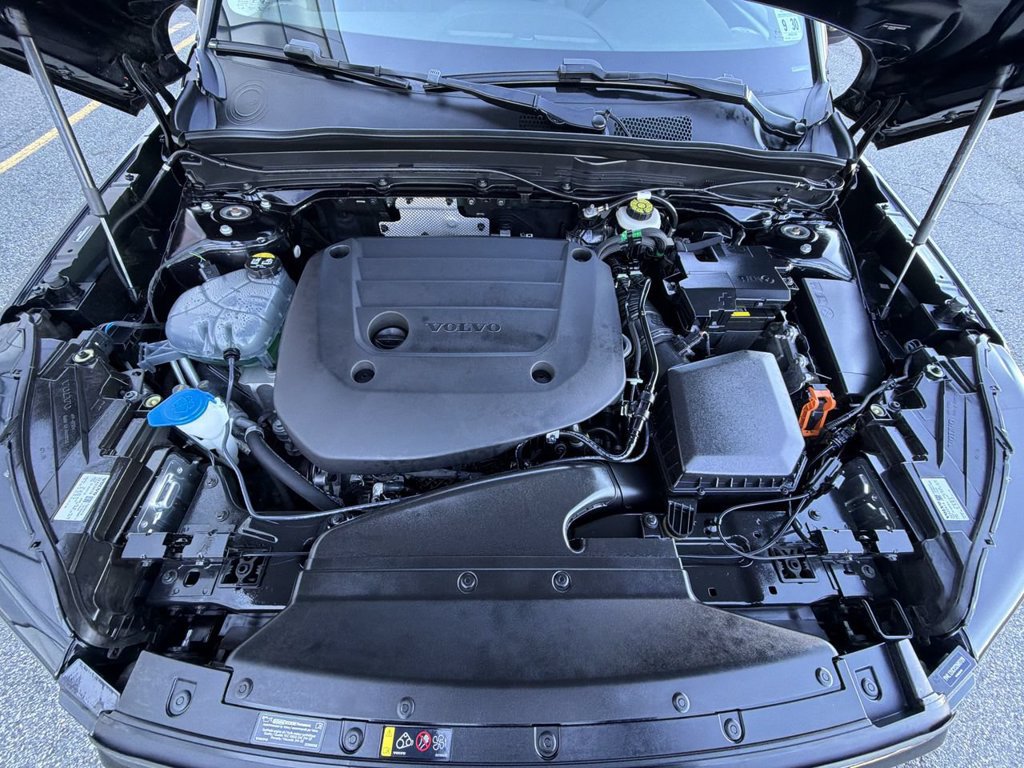 Certified 2025 Volvo XC40 B5 Plus AWD/4WD image 14