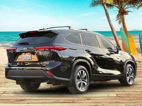 Used 2023 Toyota Highlander XLE image 5