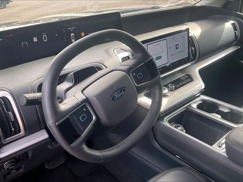 Used 2025 Ford Expedition Active AWD/4WD image 14