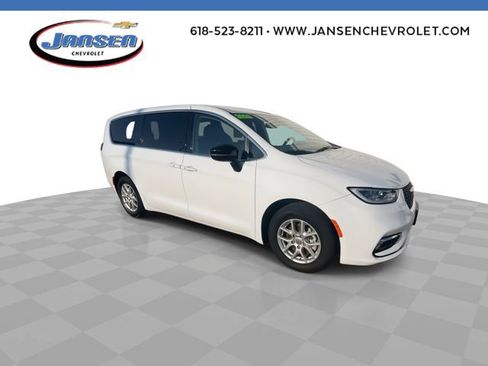 Used 2024 Chrysler Pacifica Touring-L image 2