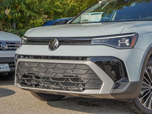 New 2026 Volkswagen Taos SE FWD image 3