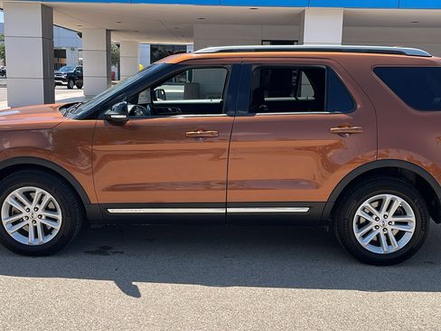 Used 2017 Ford Explorer XLT FWD image 4