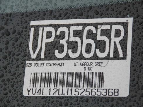 Used 2025 Volvo XC40 B5 Core image 30