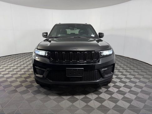 Used 2025 Jeep Grand Cherokee Altitude image 7