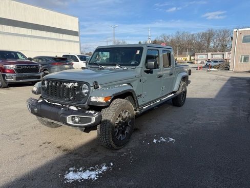 Used 2025 Jeep Gladiator Sport w/ Premium Package image 2
