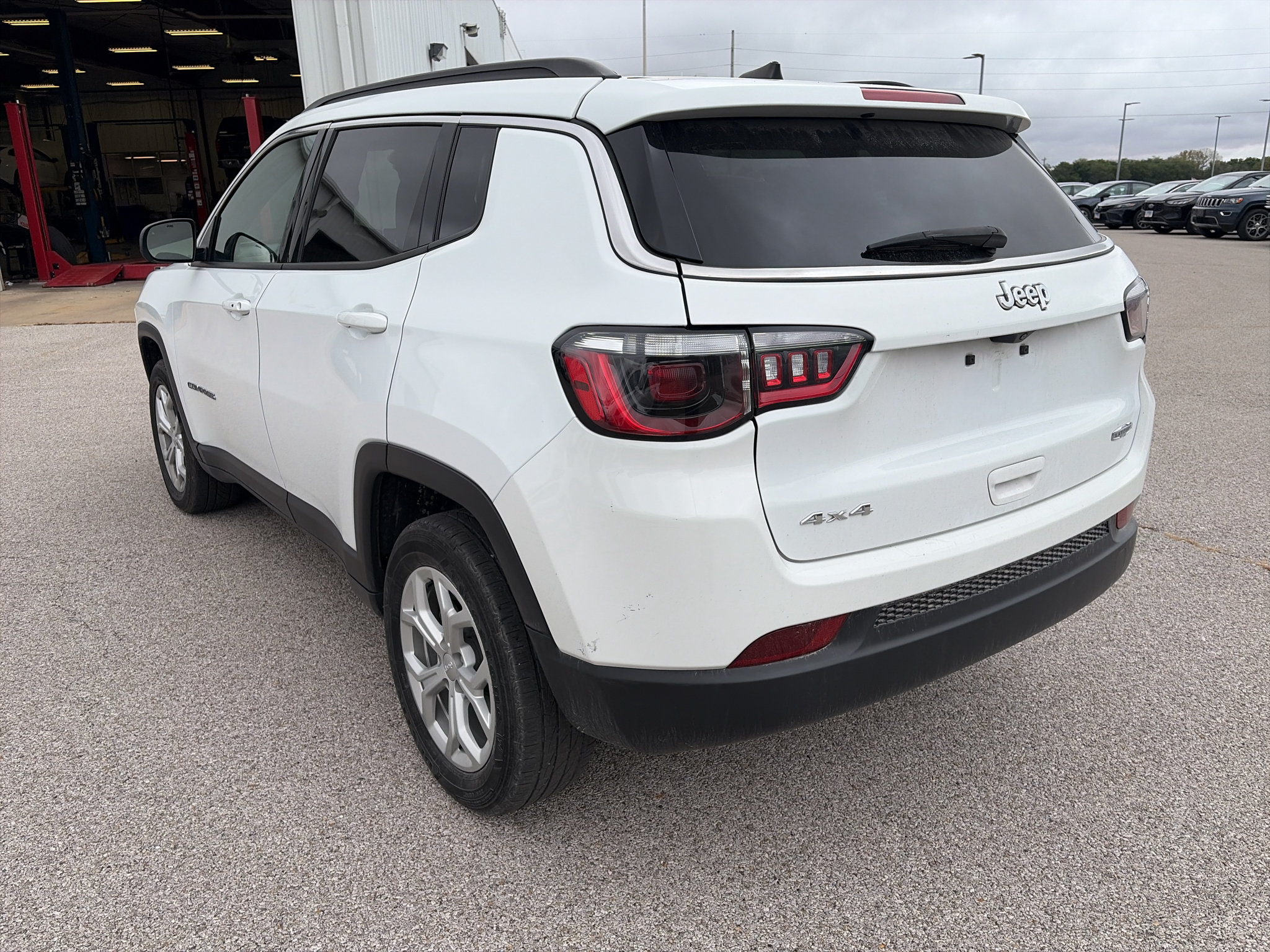 Used 2024 Jeep Compass Latitude AWD/4WD image 5