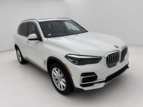Certified 2022 BMW X5 xDrive40i w/ Luxury Seating Package image 2