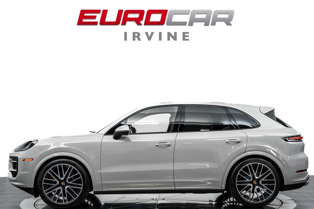 Used 2025 Porsche Cayenne AWD/4WD image 2