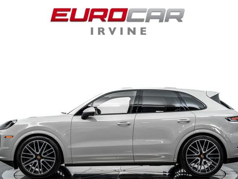 Used 2025 Porsche Cayenne AWD/4WD image 2