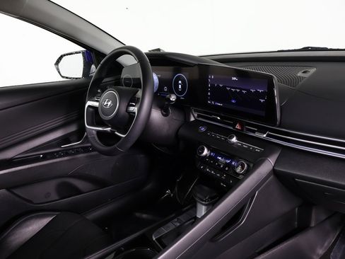 Certified 2023 Hyundai Elantra Limited w/ Preferred Accessory Package image 26