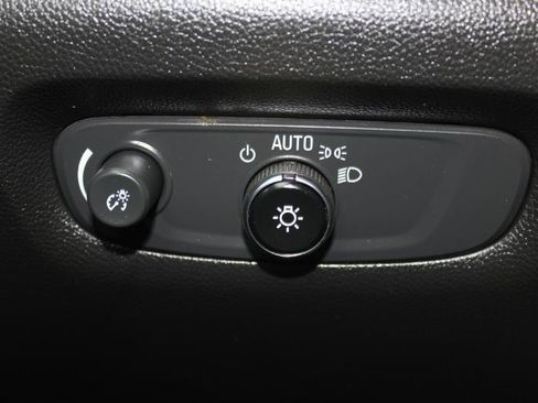 Used 2023 Chevrolet Traverse LT FWD image 25