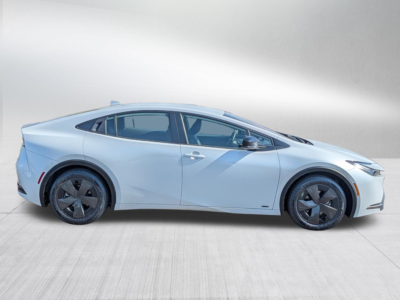 Used 2025 Toyota Prius LE AWD/4WD image 8