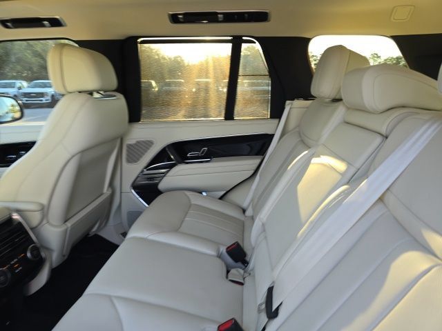 Used 2025 Land Rover Range Rover SE AWD/4WD image 7
