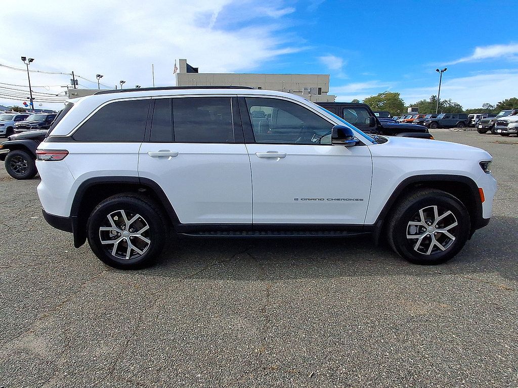 Used 2025 Jeep Grand Cherokee Limited w/ Trailer Tow Package AWD/4WD image 9