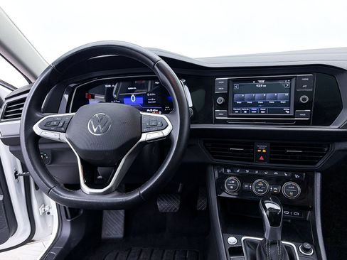 Used 2023 Volkswagen Jetta SE w/ Panoramic Sunroof Package FWD image 4