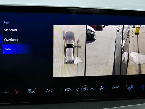 Used 2024 Chevrolet Traverse LT image 22