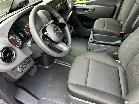 Used 2025 Mercedes-Benz Sprinter 2500 image 10