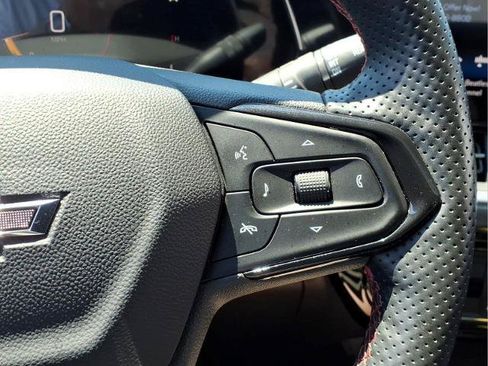 Used 2024 Chevrolet Trax RS w/ Sunroof Package FWD image 17