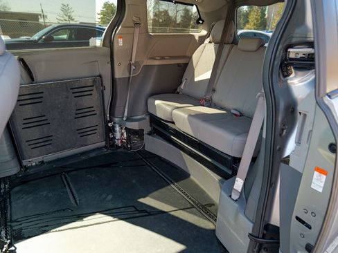 Used 2018 Toyota Sienna XLE w/ XLE Navigation Package FWD image 25